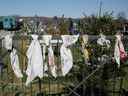 Des écharpes funéraires sont accrochées à la clôture du cimetière le 14 avril 2022 à Hostomel, en Ukraine. 