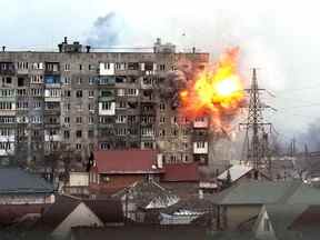 Une explosion est vue dans un immeuble après qu'un char de l'armée russe ait tiré à Marioupol, en Ukraine, le 11 mars 2022.