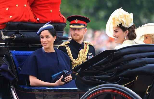 Le duc et la duchesse de Sussex avec la duchesse de Cambridge se dirigent le long du Mall to Horse Guards Parade avant la cérémonie Trooping the Colour en 2019 