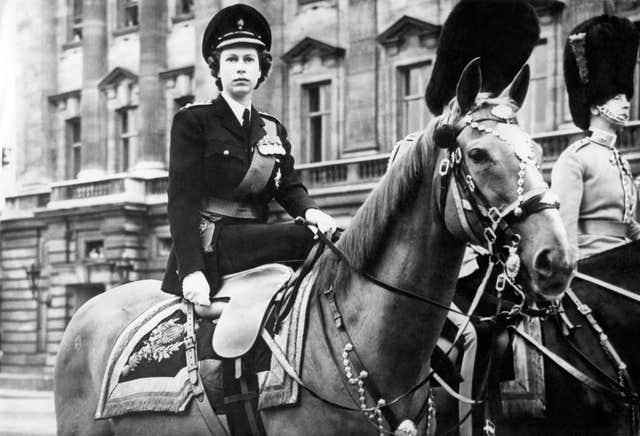 La reine a participé à la parade de la couleur en 1949 en tant que colonel des Grenadier Guards lorsqu'elle était la princesse Elizabeth pour célébrer le 53e anniversaire officiel de son père.