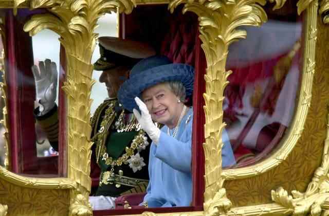 La reine équitation dans le Gold State Coach du palais de Buckingham à la cathédrale St Paul&# x002019;s en 2002 