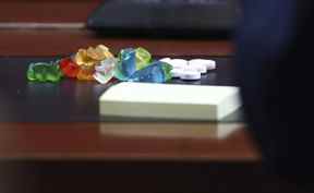 Un tas d'oursons gommeux et d'autres bonbons est assis sur une table devant l'acteur Johnny Depp dans la salle d'audience du tribunal de circuit du comté de Fairfax à Fairfax, en Virginie, le jeudi 5 mai 2022.