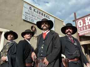 Les Gunfighters de Steve reconstituent le Far West à OK Corral en Arizona.  POLYCOPIÉ