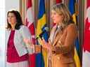 La ministre des Affaires étrangères Melanie Joly, à droite, et la ministre des Affaires étrangères de la Suède, Anne Linde, tiennent une conférence de presse bilatérale à Ottawa, le jeudi 5 mai 2022. LA PRESSE CANADIENNE/Sean Kilpatrick