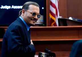 Johnny Depp arrive dans la salle d'audience du tribunal de circuit du comté de Fairfax le 2 mai 2022.