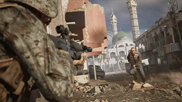 Un soldat vise un homme armé en civil dans une capture d'écran de Six Days In Fallujah.
