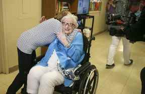 Gerda Cole, 98 ans, rencontre sa fille Sonya Grist, 80 ans, pour la première fois le samedi 7 mai 2022.