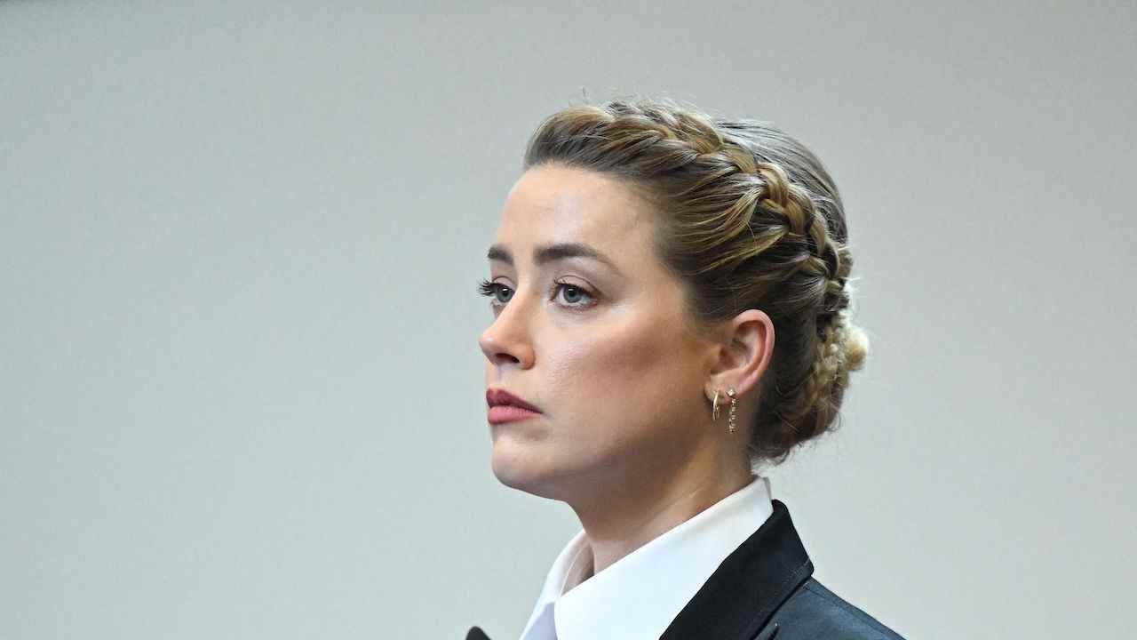 Amber Heard au tribunal a l'air stoïque
