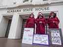Des femmes déguisées en servantes participent à une manifestation contre HB314, le projet de loi sur l'interdiction de l'avortement, à l'Alabama State House à Montgomery, en Alabama, le 17 avril 2019.