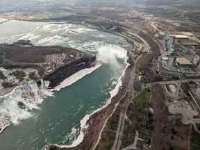 Un voyage avec Niagara Helicopters offre une vue imprenable sur les chutes du Niagara.  PHOTO DE CHRISTINA BLIZZARD