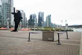 Une bernache du Canada niche près de la sculpture Digital Orca à l'extérieur du Vancouver Convention Centre le week-end de la fête des mères.  Photo : Personnel du Centre des congrès de Vancouver