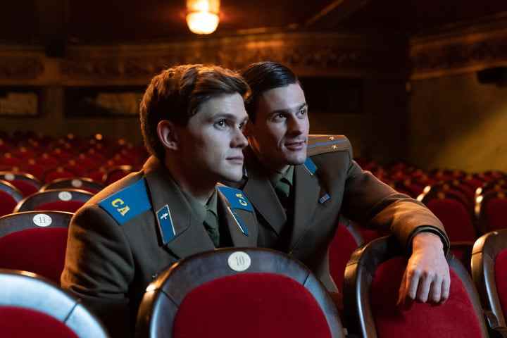 Roman et Serget sont assis dans un théâtre de Firebird.