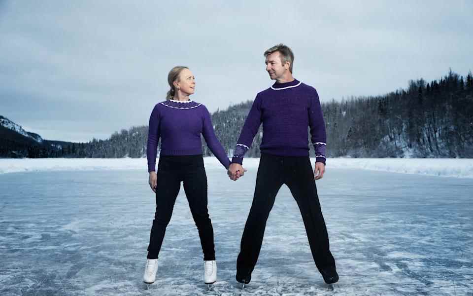 À ITV, les patineurs sur glace Torvill et Dean se sont rendus en Alaska pour réaliser leur rêve de jouer le célèbre boléro, seulement pour découvrir que la glace avait fondu.  - ITV