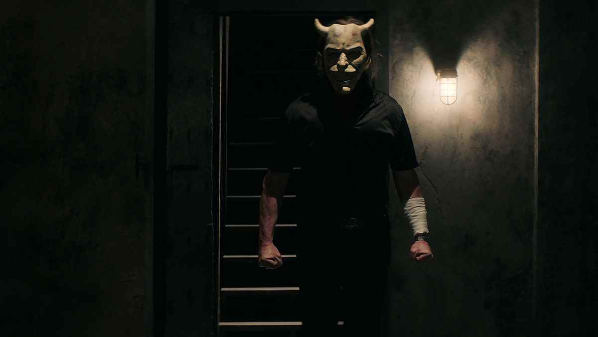 Ethan Hawke portant un masque de diable cornu dans The Black Phone (2022).