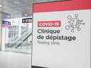 Un panneau indiquant une clinique de dépistage du COVID-19 est visible à l'aéroport international Pierre-Elliott-Trudeau de Montréal le 1er avril.