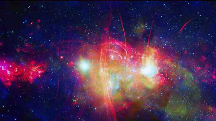 La région centrale de notre galaxie, la Voie lactée, contient une collection exotique d'objets, dont un trou noir supermassif pesant environ 4 millions de fois la masse du Soleil, des nuages ​​de gaz à des températures de millions de degrés, des étoiles à neutrons et des étoiles naines blanches. déchirant le matériel des étoiles compagnes et de belles vrilles d'émission radio.  Cette nouvelle image composite montre les données Chandra (vert et bleu) combinées aux données radio (rouge) du télescope MeerKAT en Afrique du Sud. 