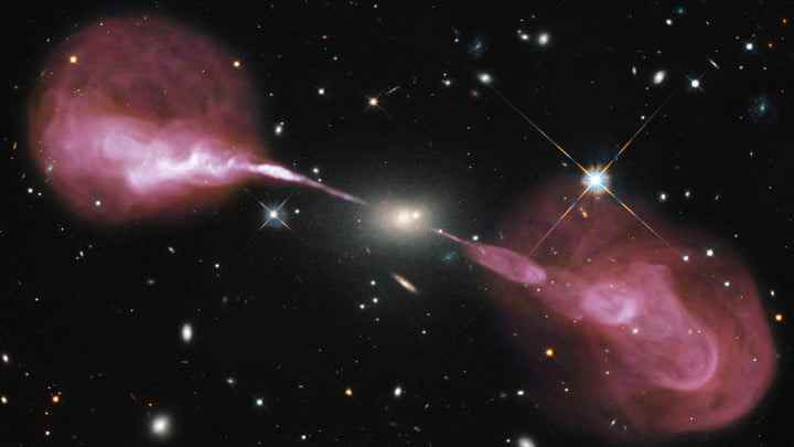 Des jets spectaculaires alimentés par l'énergie gravitationnelle d'un trou noir supermassif au cœur de la galaxie elliptique Hercules A, photographiés par la caméra à champ large 3 du télescope spatial Hubble et le radiotélescope Karl G. Jansky Very Large Array (VLA) au Nouveau-Mexique.