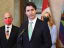 Le premier ministre Justin Trudeau se tient aux côtés du ministre du Tourisme Randy Boissonnault et de la ministre des Sports Pascale St-Onge lors d'une annonce sur la fin de l'interdiction du sang imposée par la Société canadienne du sang, à Ottawa, le jeudi 28 avril 2022.