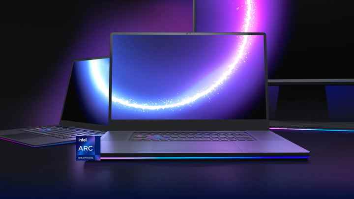 Un ordinateur portable Intel Arc Alchemist avec le logo Arc affiché.