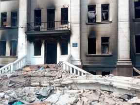 Vue générale des vestiges du théâtre dramatique de Marioupol, qui a été touché par une bombe alors que des centaines de personnes s'y abritaient, dans cette photo publiée le 18 mars 2022.