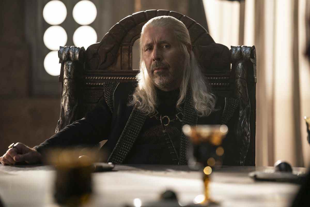 Un homme Targaryen assis à une table dans une image de House of the Dragon