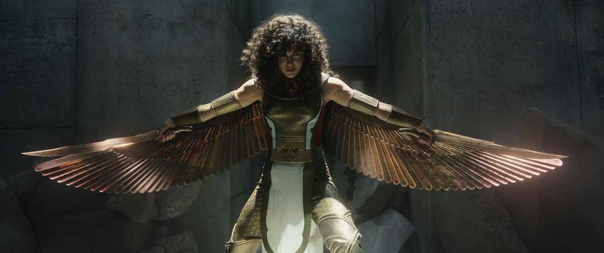 Layla avec ses ailes et ses lames dessinées dans son costume Scarlet Scarab 