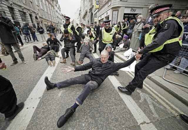 La police retire les manifestants de la rébellion Extinction lors du défilé du maire&# x002019;s dans la ville de Londres