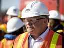 Le premier ministre de l'Ontario, Doug Ford, s'entretient avec des travailleurs alors qu'il visite le site de départ du projet de prolongement du métro Metrolinx à Scarborough, le 29 avril 2022.