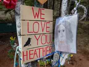 Un mémorial à Heather O'Brien le long de la route à Debert, en Nouvelle-Écosse, un mois après la fusillade en 2020.