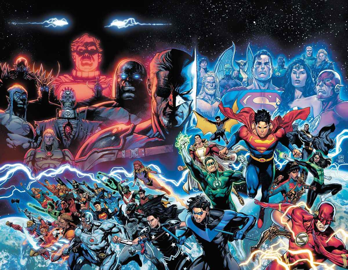 Les méchants et les héros de l'univers DC, petits et grands, posent de façon spectaculaire sur la large couverture enveloppante de Dark Crisis #1 (2022). 