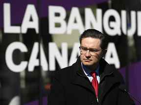 Le député conservateur et candidat à la direction Pierre Poilievre prend la parole lors d'une conférence de presse à l'extérieur de la Banque du Canada à Ottawa.