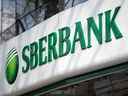 Cette photo d'archive prise le 28 février 2022 montre le logo du plus grand prêteur russe Sberbank, à Ljubljana.