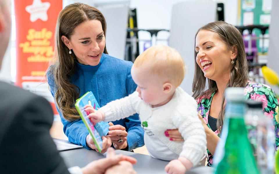 La duchesse de Cambridge rencontre Laura Molloy et son fils de 10 mois, Saul, lors d'une visite à l'école primaire St John à Port Glasgow - Jane Barlow/PA