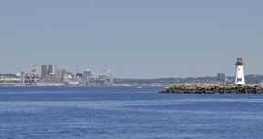 Entrée du port d'Halifax avec l'île McNabs et le phare à droite et Halifax en arrière-plan.