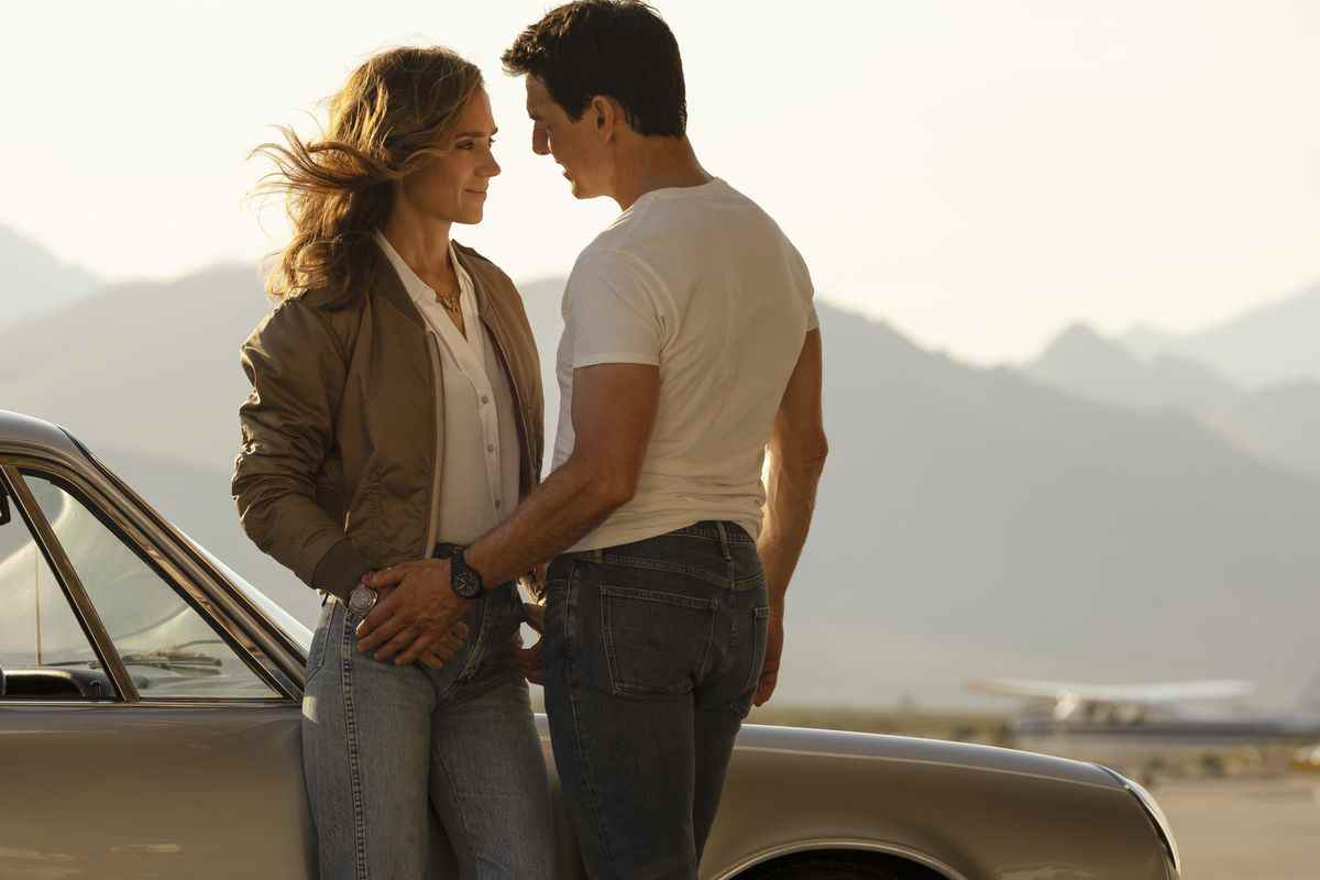Penny (Jennifer Connelly) et Maverick (Tom Cruise) s'embrassent à côté d'une Porsche vintage dans Top Gun : Maverick