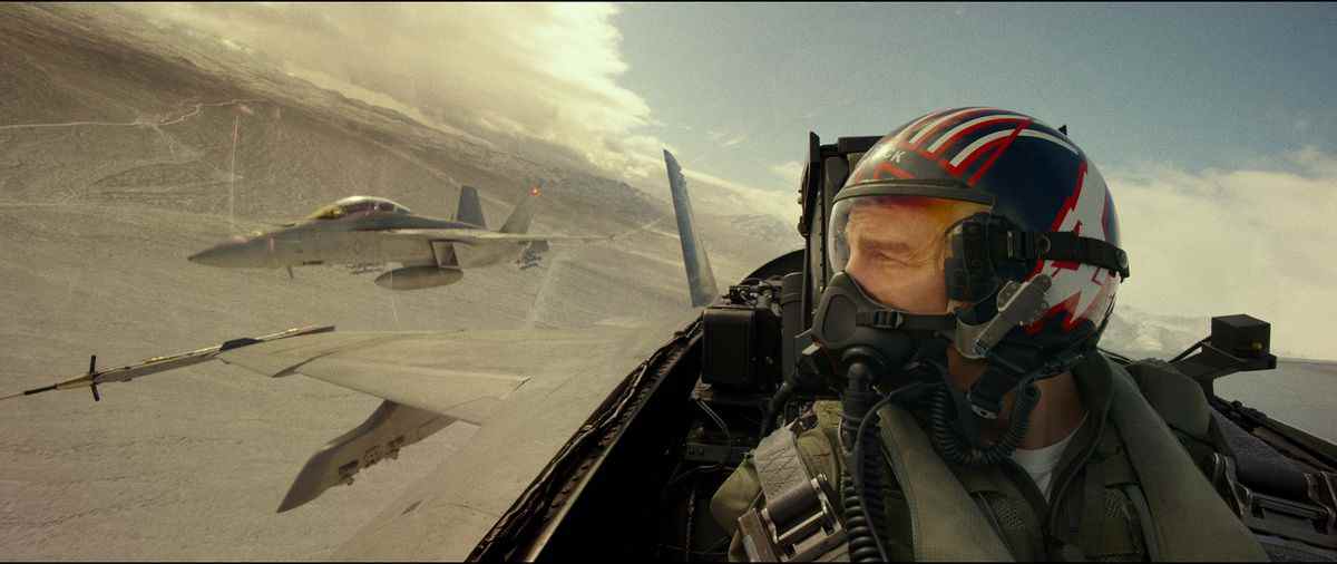Maverick (Tom Cruise) dans le cockpit d'un avion de chasse, avec un autre volant à proximité dans Top Gun: Maverick