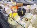 Une sélection de fromages artisanaux à l'usine de production de la Fromagerie Fritz Kaiser à Noyan, au Québec.