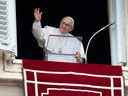 Le pape François salue lors de la prière de Regina Caeli, sur la place Saint-Pierre au Vatican, le 1er mai 2022. 