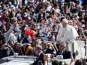 Le pape François salue les fidèles chrétiens depuis la papamobile après la messe de Pâques sur la place Saint-Pierre au Vatican, le dimanche 17 avril 2022.