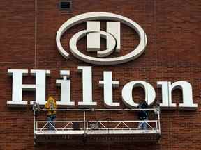 Plusieurs groupes hôteliers, dont Hilton, proposent des forfaits WFH (work from hotel).