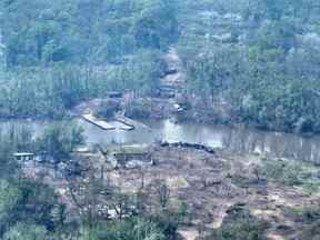 Une vue aérienne de véhicules brûlés et des restes de ce qui semble être un pont de fortune sur la rivière Siverskyi Donets, dans l'est de l'Ukraine, dans cette image à distribuer téléchargée le 12 mai 2022.