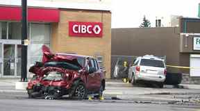 Dommages à certains des quatre véhicules impliqués dans un incident grave au 17 Ave SE et 36 St à Calgary le mercredi 11 mai 2022.