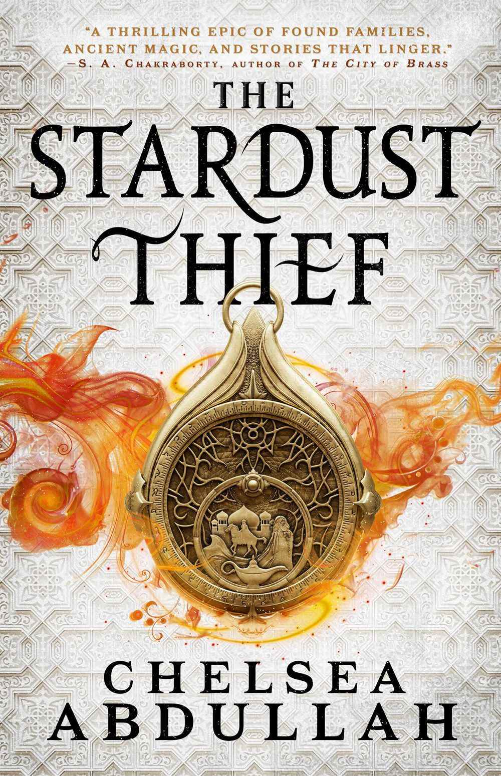 Couverture pour The Stardust Thief de Chelsea Abdullah, avec une amulette sur fond blanc.