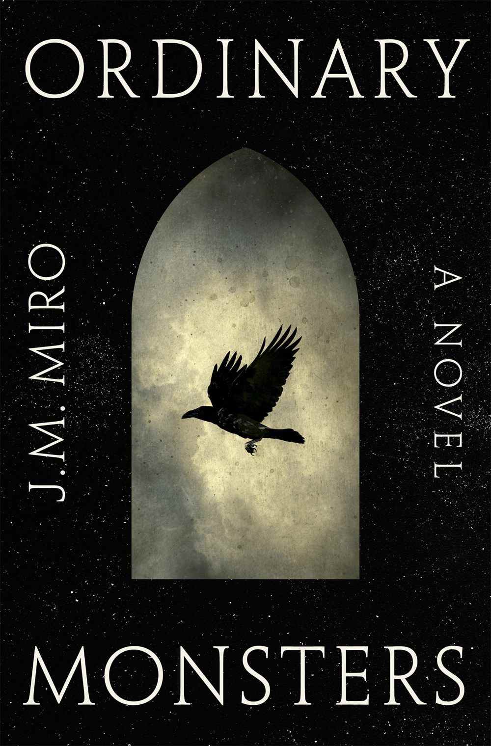 Image de couverture pour Ordinary Monsters de JM Miro, mettant en scène un oiseau noir volant sur fond de nuages ​​et de ciel nocturne.