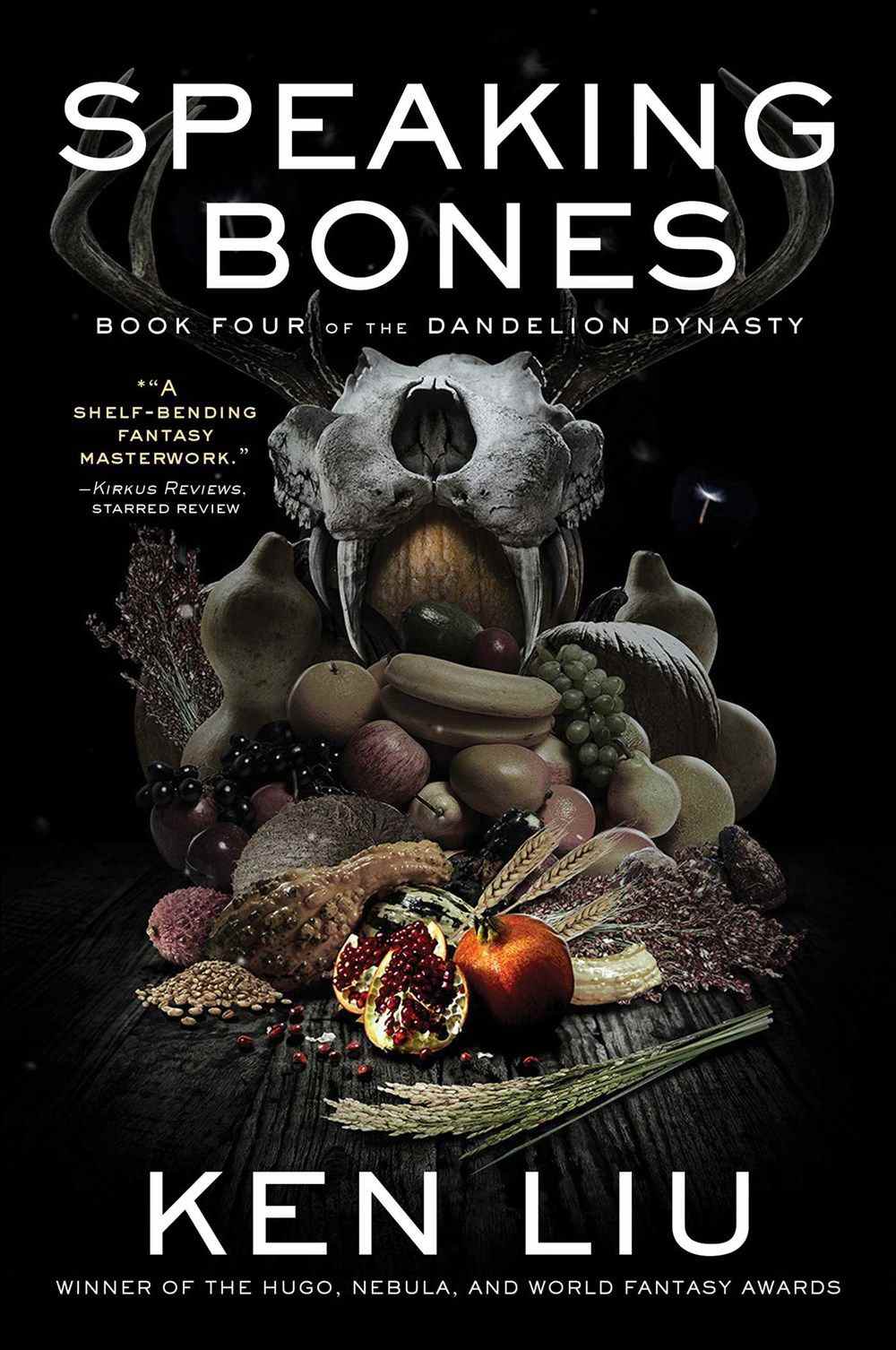 La couverture de Speaking Bones de Ken Liu, avec une corne d'abondance devant un crâne de garinafin.