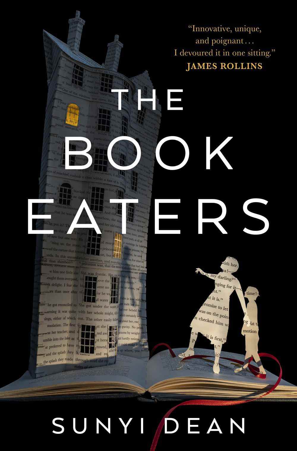 Image de couverture de The Book Eaters de Sunyi Dean, avec une image de diorama d'un parent et d'un enfant et d'une maison, tous faits de pages d'un livre, debout sur un livre.