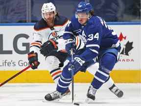 TORONTO, ON – 5 JANVIER: Duncan Keith # 2 des Oilers d'Edmonton tente de couvrir Auston Matthews # 34 des Maple Leafs de Toronto lors d'un match de la LNH au Scotiabank Arena le 5 janvier 2022 à Toronto, Ontario, Canada.