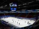 Un match test de hockey sur glace entre l'équipe BAF et l'équipe BSG au centre sportif de Wukesong le 8 novembre 2021 à Pékin, en Chine.  Le championnat fait partie des événements tests Experience Beijing, organisés en préparation des prochains Jeux olympiques d'hiver de Beijing 2022.