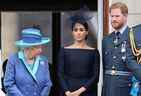 La reine Elizabeth II, le prince Harry, duc de Sussex et Meghan, duchesse de Sussex sur le balcon du palais de Buckingham alors que la famille royale assiste à des événements marquant le centenaire de la RAF le 10 juillet 2018 à Londres, en Angleterre. 