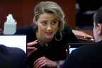 Amber Heard parle à son équipe juridique lors du procès en diffamation Depp vs Heard à Fairfax, en Virginie, le 28 avril 2022. 
